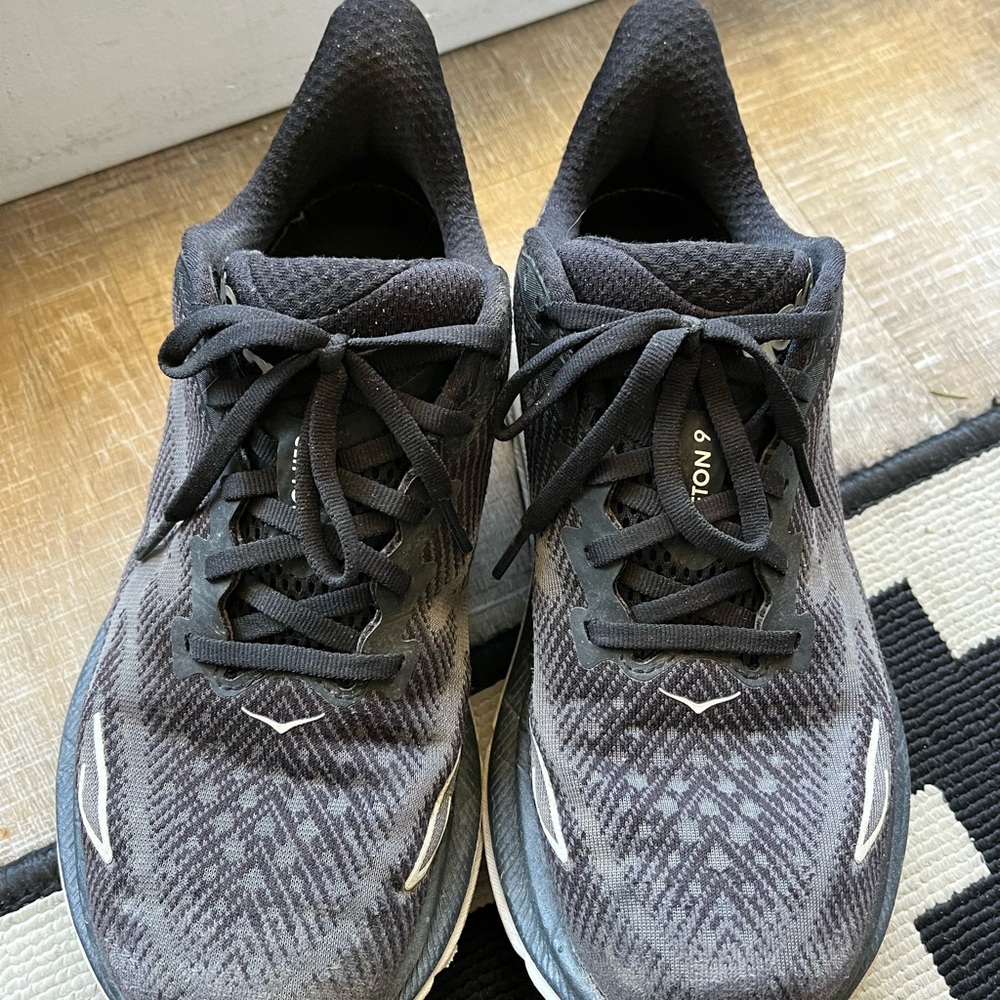 Hoka Clifton 9, Black, Size 8W